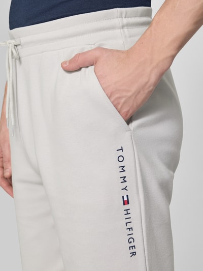 Tommy Hilfiger Sweatshorts mit Label-Print Hellgrau 3