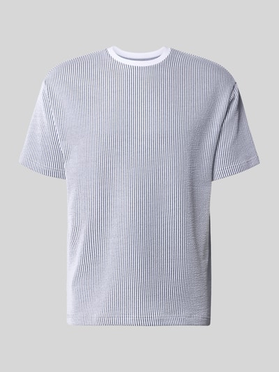 Produktfoto, Herren T-Shirt mit Strukturmuster und Rundhalsausschnitt von MCNEAL, Weiß mit feiner Struktur, Baumwoll-Mix mit Stretch-Anteil, Regular-Fit, Rückenlänge 69 cm bei Größe M.