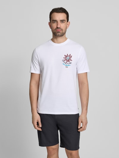 Männermodel trägt T-Shirt mit Label-Print und Rundhalsausschnitt von Scotch & Soda in Weiß, Reine Baumwolle, Regular-Fit, Ganzkörperansicht von vorne.