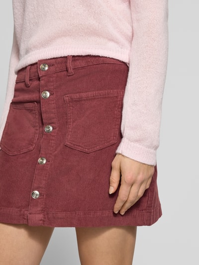 Frauenmodel trägt ausgestellten Mini-Rock aus Baumwoll-Mix Modell 'AMAZING' von Only, unifarben, Cord, Nahaufnahme Oberkörper.