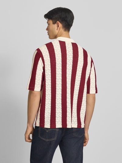 Männermodel trägt Regular Fit Poloshirt mit Knopfleiste Modell 'TYLER' von Jack & Jones aus Baumwoll-Mix, Rückenansicht Ganzkörperansicht.