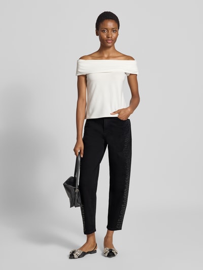Frauenmodel trägt Jeans aus Baumwoll-Mix mit Strasssteinbesatz von Liu Jo White in Schwarz, lockere Passform, 5-Pocket-Design, Ganzkörperansicht von vorne.