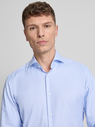 Männermodel trägt Regular Fit Businesshemd aus reiner Baumwolle von BOSS, Optik: Unifarben, Haifischkragen, durchgehende Knopfleiste, Langarm, Manschette, Rumpfabschluss leicht abgerundet, Nahaufnahme Oberkörper.