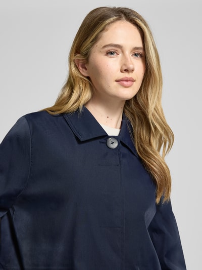 Frauenmodel trägt Mantel mit verdeckter Knopfleiste und Eingrifftaschen von Christian Berg Woman Selection, dunkelblau, Nahaufnahme Oberkörper, gerader Schnitt, Kentkragen, Größe 36: Rückenlänge 87 cm, Schulterbreite 40 cm, Brustweite 54 cm, Ärmellänge 62 cm.
