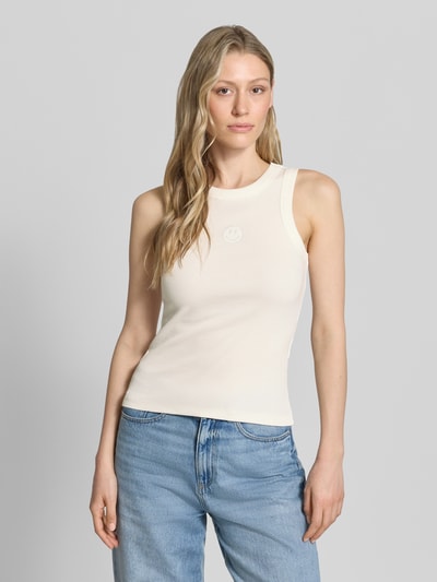 Frauenmodel trägt Slim Fit Tank Top aus Baumwoll-Mix Modell 'SMILE CAISA TANK TOP' von Vero Moda, Optik: Unifarben, Motiv-Stitching, Rundhals, Materialverarbeitung: Feinripp, Ganzkörperansicht von vorne