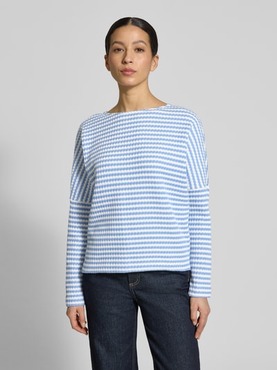 Frauenmodel trägt Relaxed Fit Pullover in Strick-Optik Modell 'Gresh' von Opus aus reiner Baumwolle, gestreift in Blau und Weiß, Rundhalsausschnitt, Ganzkörperansicht von vorne.