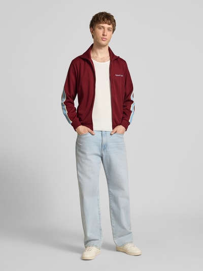 Männermodel trägt Sweatjacke mit Stehkragen Modell 'COTEDAZUR' von Jack & Jones, Slim Fit, Reißverschluss, Ganzkörperansicht von vorne