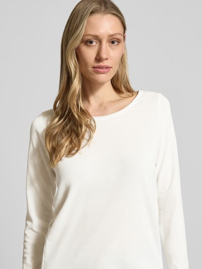 Frauenmodel trägt Longsleeve mit Rundhalsausschnitt von Smith and Soul, cremeweiß, Baumwoll-Mix, gerader Schnitt, Nahaufnahme Oberkörper.