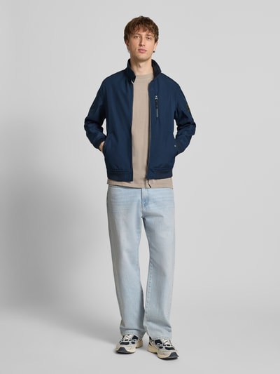 Männermodel trägt Regular Fit Bomberjacke mit Stehkragen Modell 'Parker' von JACK & JONES aus Softshell, Ganzkörperansicht von vorne, Herren.