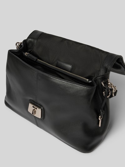 Produktfoto, Shoulder Bag aus echtem Lammleder von Marc Jacobs in Schwarz mit geteiltem Hauptfach, Überschlag, Reißverschlussfach, Logo-Detail, abnehmbarem Trageriemen; Maße: 34 cm Breite, 21 cm Länge, 13 cm Tiefe.