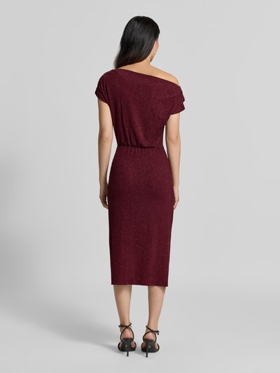 Frauenmodel trägt Cocktailkleid mit One-Shoulder-Träger von Rinascimento in Bordeaux mit Glitzer, tailliert, Midi, Material-Mix, Ganzkörperansicht Rückansicht.