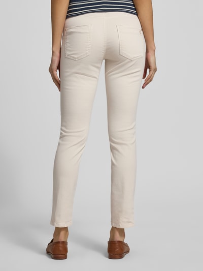 Kobieta prezentuje spodnie Cropped Hose mit Eingrifftaschen Modell 'PIPER' von Cambio, bawełna, krój slim fit, wpuszczane kieszenie, widok tyłu całej sylwetki.