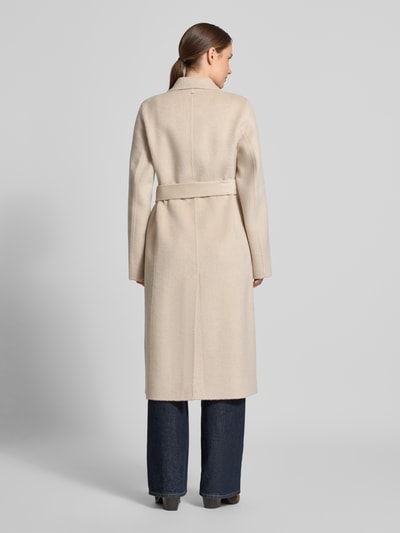 Frauenmodel trägt Regular Fit Mantel aus Woll-Mix Modell 'Cotaz2_DF' von BOSS in Beige, glatte Textur, Damen Mantel, Ganzkörperansicht Rückansicht.