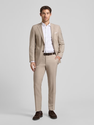 Männermodel trägt Slim Fit Anzughose mit Woll-Anteil Modell 'Blayr' von JOOP! Collection, sandfarben, Material-Mix, Ganzkörperansicht von vorne.