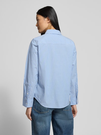 Frauenmodel trägt Regular Fit Hemdbluse aus Baumwoll-Mix von Tommy Hilfiger, Optik:Allover-Muster, Popeline, Rückenansicht Ganzkörperansicht.
