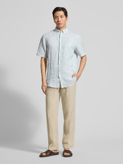Männermodel trägt Regular Fit Freizeithemd aus Leinen von Christian Berg Men, Button-Down-Kragen, Kurzarm, hell gestreift, Ganzkörperansicht von vorne.