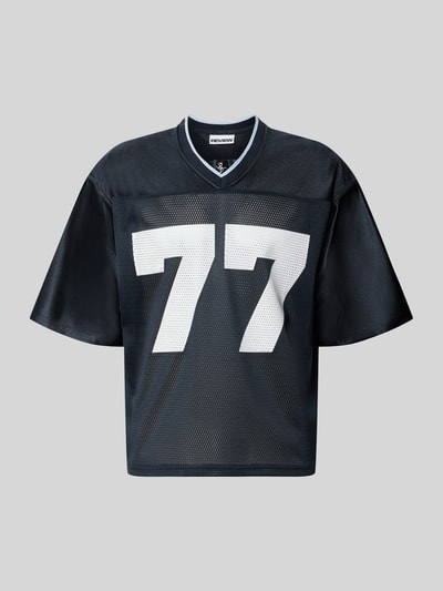 Produktfoto, T-Shirt in semitransparenter Optik von REVIEW in Schwarz mit weißen Zahlen, lockere Passform, V-Ausschnitt, Halbarm.