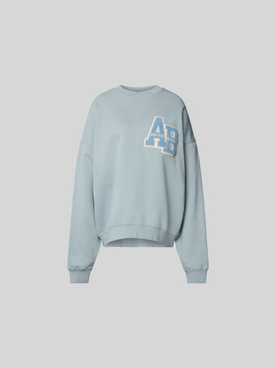Produktfoto, Oversized Sweatshirt aus reiner Baumwolle von Anine Bing in hellem Blau mit Label-Detail, elastische Abschlüsse, Rundhalsausschnitt, Rückenlänge bei Größe S 64 cm
