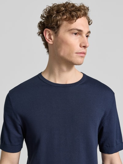 Męski model nosi Regular Fit T-Shirt aus reiner Baumwolle Modell 'TORINO' von SELECTED HOMME w kolorze granatowym, gładka struktura, okrągły dekolt, krótkie rękawy, zakończenia prążkowane, materiał czysta bawełna, Nahaufnahme górnej części ciała