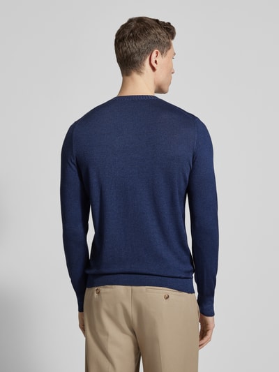 Männermodel trägt Strickpullover aus reiner Schurwolle von GRAN SASSO in Dunkelblau, körpernaher Schnitt, Rückansicht, Ganzkörperansicht Rückansicht