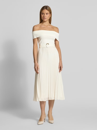 Frauenmodel trägt Cocktailkleid mit Carmen-Ausschnitt Modell 'Capri' von Forever New aus cremefarbenem Viskose-Mix mit Plisseefalten, Gürtel und tailliertem Midischnitt, Ganzkörperansicht von vorne.