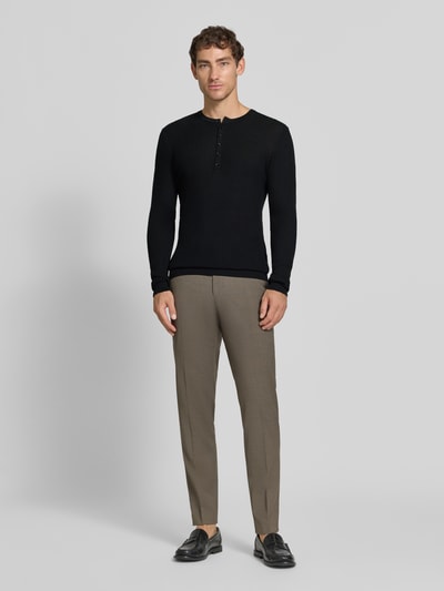 Männermodel trägt Strickpullover aus Lyocell-Woll-Mix mit Knopfleiste von Antony Morato, Slim Fit, Ripp-Optik, Ganzkörperansicht von vorne.