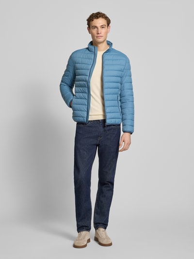 Männermodel trägt Steppjacke mit Reißverschluss von MCNEAL in Blau, Regular-Fit, Stehkragen, Reißverschlusstaschen, Ganzkörperansicht von vorne. Rückenlänge 73 cm, Schulterbreite 46 cm, Brustweite 57 cm, Ärmellänge 65 cm, Größe M.
