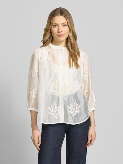 Frauenmodel trägt Regular Fit Bluse mit 3/4-Arm Modell 'FAVIOLA FANCY' von 0039 Italy aus Lyocell-Mix mit Stitchings, Rundhalsausschnitt, Rückenlänge 65 cm, Ärmellänge 49 cm, weiß, transparente Optik, florale Textur, Ganzkörperansicht von vorne.
