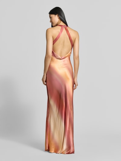 Frauenmodel trägt Abendkleid mit Neckholder Modell 'Andie' von Forever New aus glänzendem Satin in fließenden Orange- und Rosétönen, rückenfrei, figurbetonte Maxilänge, Ganzkörperansicht Rückansicht.