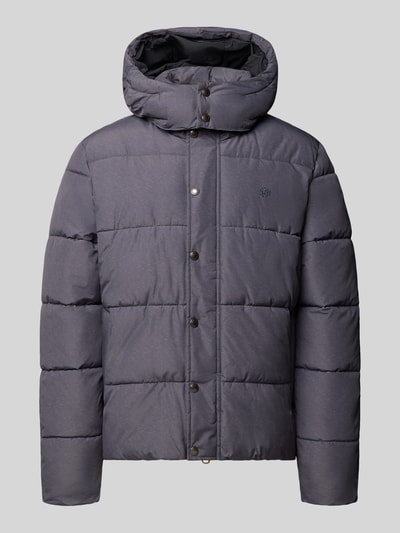 Produktfoto, Steppjacke mit Kapuze und Reißverschluss von Superdry in Grau, sichtbare Knopfleiste, wattierte Struktur, Regular Fit, glatte Oberfläche