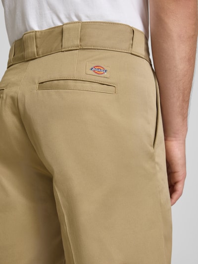 Männermodel trägt Bermudas mit französischen Eingrifftaschen von Dickies, Reine Baumwolle, Straight Fit, Knopf-Reißverschluss, Nahaufnahme Rückansicht.