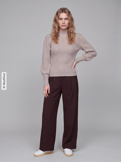 Frauenmodel trägt Pullover mit Puffärmeln Modell 'ONLKATIA' von ONLY, unifarben, Strickoptik, Mock Neck, hochgeschlossen, langarm, Bündchenärmel, Ganzkörperansicht von vorne, KI-modifiziertes Bild