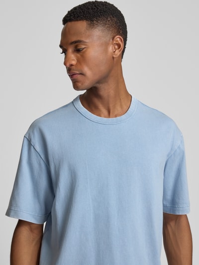 Męski model nosi Cropped T-Shirt mit Rundhalsausschnitt od GAP, jasnoniebieski, czysta bawełna, długość pleców 63 cm, zbliżenie górnej części ciała