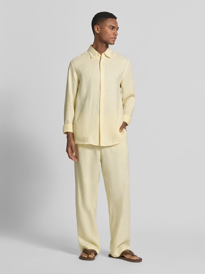 Männermodel trägt Leinenhose mit elastischem Bund von MCNEAL in Gelb, Reines Leinen, Regular-Fit, Tunnelzug, Ganzkörperansicht von vorne.