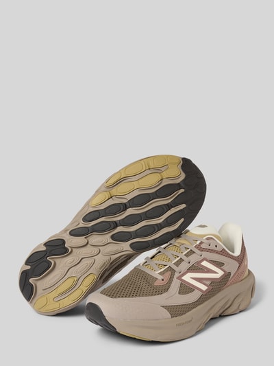 Produktfoto, Sneaker mit Label-Detail Modell 'UTRNAC' von New Balance für Herren in Beige und Braun mit abgerundeter Form, Schnürung, strukturierte Sohle, Absatzhöhe 5 cm, Schafthöhe 7 cm, Schaftweite 8 cm.