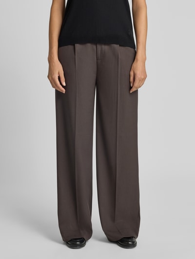 Frauenmodel trägt Relaxed Fit Anzughose mit Viskose-Anteil Modell 'TAILOR' von Cph Muse, braun, weites Bein, Kellerfalten, Ganzkörperansicht von vorne.