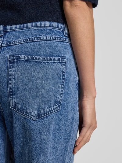Kobiece model prezentuje Jeans mit 5-Pocket-Design Modell 'DOLORES' od Soyaconcept, czysta bawełna, luźny krój, detal z tyłu, zbliżenie na biodro. Szerokość w rozmiarze 36: 40 cm, długość nogawki wewnętrznej: 71 cm