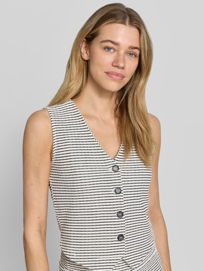 Frauenmodel trägt Slim Fit Weste aus Baumwoll-Mix von Tom Tailor Denim, gestreifter Strick in Two Tone, Nahaufnahme Oberkörper.