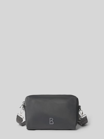 Produktfoto, Crossbody Bag mit Logo-Detail von BOGNER, czarny, prostokątny kształt, gładka faktura, Główna przegroda z zamkiem błyskawicznym, Odpinany pasek na ramię, detal z logo, przegródki zapinane na zamek błyskawiczny, Szerokość w rozmiarze 1: 23 cm, Długość w rozmiarze 1: 18 cm, Głębokość w rozmiarze 1: 4 cm, długość paska na ramię w rozmiarze 1: 110 cm