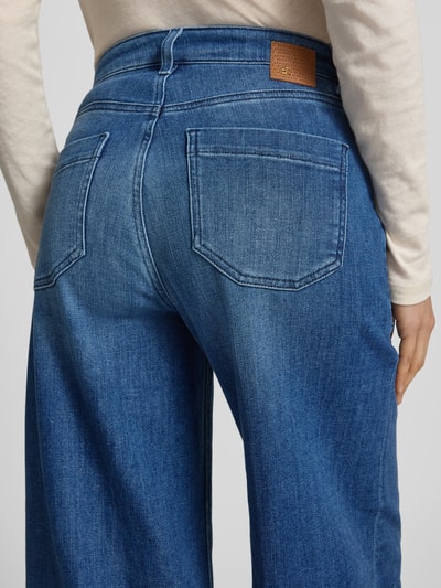 Vrouwenmodel draagt blauwe 6/8-jeans met opgestikte steekzakken model 'MIRU' van Raffaello Rossi, katoenmix met stretch, detailopname rugaanzicht.