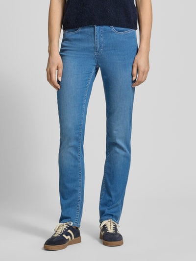 Frauenmodel trägt Straight Leg Jeans im 5-Pocket-Design Modell 'Dream' von MAC in Blau, Baumwoll-Mix mit Stretch-Anteil, Gerader-Schnitt, Knopf-Reißverschluss, Bundweite 40 cm, Innenbeinlänge 80 cm, Ganzkörperansicht von vorne.