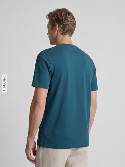 Männermodel trägt T-Shirt mit Rundhalsausschnitt von MCNEAL in Blau, reine Baumwolle, Slim Fit, Rückenlänge M 68 cm, Ganzkörperansicht Rückansicht.