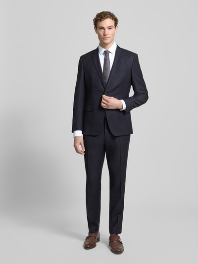 Männermodel trägt Heren zakelijk overhemd Super Slim Fit Businesshemd mit extra langem Arm Modell 'URBAN KENT' von OLYMP No. Six in effen kleur met Kentkraag, knoopsluiting, katoenmix met stretch, lange mouw, ganzkörperansicht von vorne.
