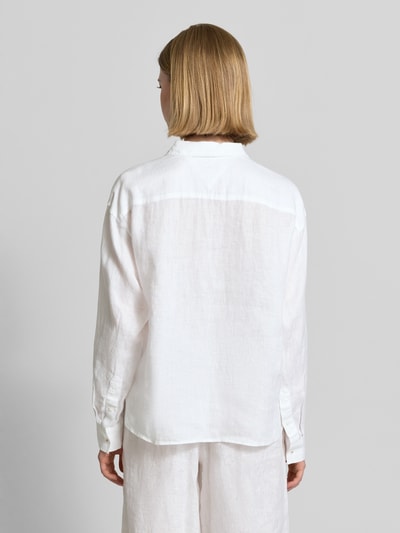 Frauenmodel trägt Oversize Bluse aus reinem Leinen von Tommy Hilfiger in Weiß mit Hemdblusenkragen und Knopfleiste, Ganzkörperansicht Rückansicht.