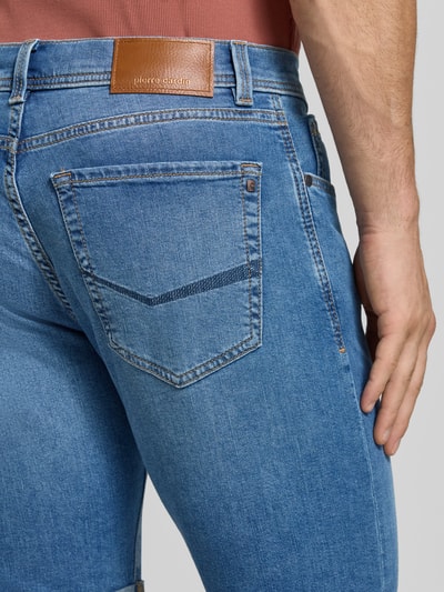 Männermodel trägt Regular Fit Shorts in Denim-Optik von Pierre Cardin aus elastischem Baumwoll-Mix, 5-Pocket-Design, Nahaufnahme Rückansicht.