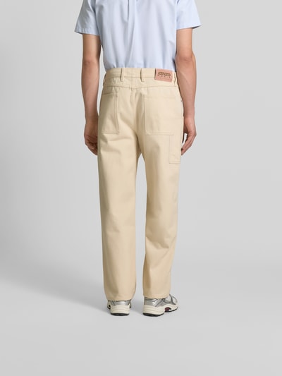 Männermodel trägt Straight Fit Jeans mit Cargo-Taschen von Kenzo aus Baumwoll-Mix in Beige mit 5-Pocket-Design, Ganzkörperansicht Rückansicht.