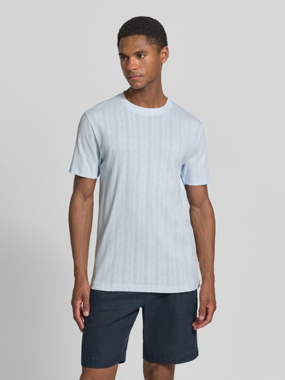 Männermodel trägt T-Shirt in Jaquard-Strick mit Rundhalsausschnitt von Lindbergh in Hellblau, Regular-Fit, Reine Baumwolle, Label-Detail, Rückenlänge bei Größe M 72 cm, Ganzkörperansicht von vorne.