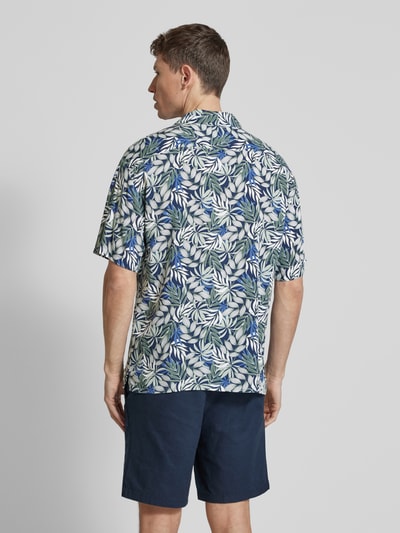Männermodel trägt Regular Fit Freizeithemd aus reiner Viskose Modell 'Resort' von MCNEAL mit floralem Motiv-Print, Ganzkörperansicht Rückansicht.