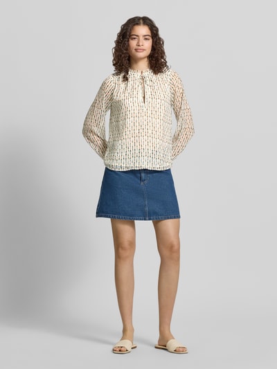 Kobiece model prezentuje bluzka z długim rękawem Regular Fit Langarmbluse mit Allover-Muster model 'FALINA' von Pepe Jeans, efekt: wzór na całej powierzchni, okrągły dekolt, kołnierz z falbanami, szyfon, abstrakcyjny wzór w paski, jasne kolory, krój regular fit, wykończenie materiału: szyfon. Ganzkörperansicht von vorne