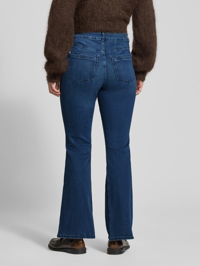 Vrouwenmodel draagt Flared Jeans mit Knopfverschluss van Christian Berg Woman, donkerblauw, katoenmix met stretch, flared cut, 5-pocket, volledige achteraanzicht.